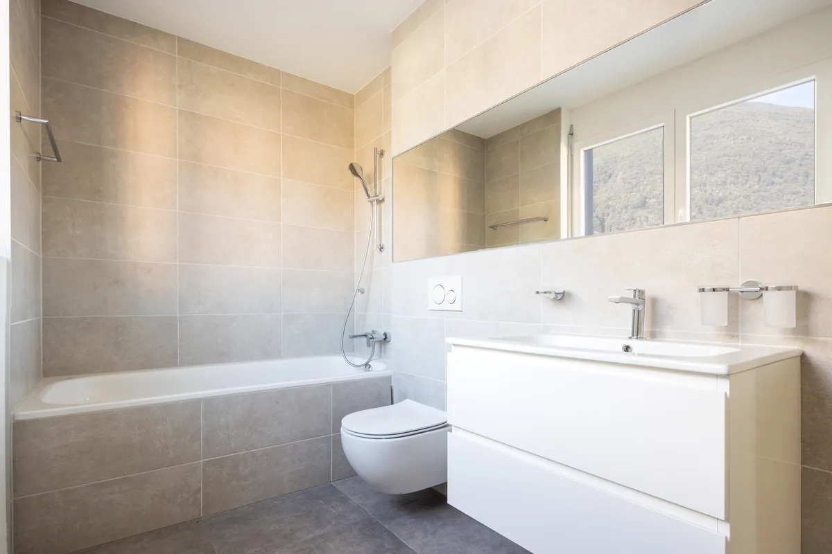 Lichte badkamer met bad, toilet en wastafel