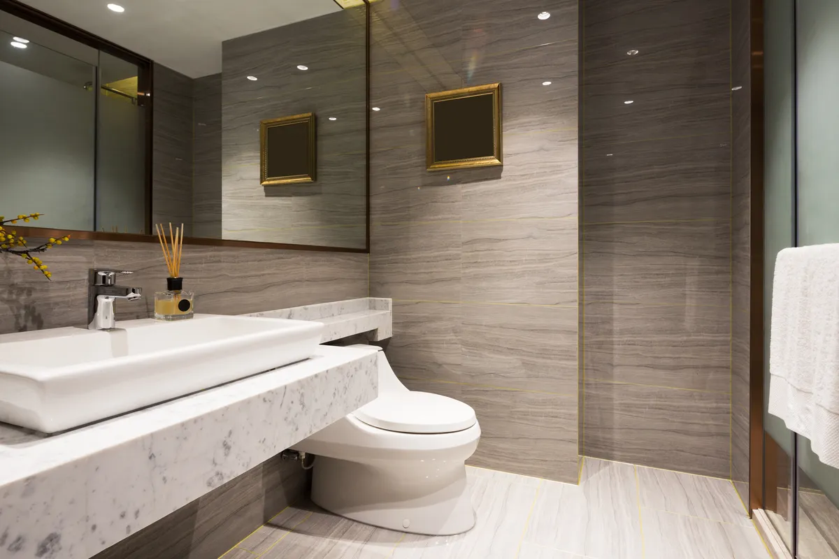 Badkamer met douche, toilet en wastafel