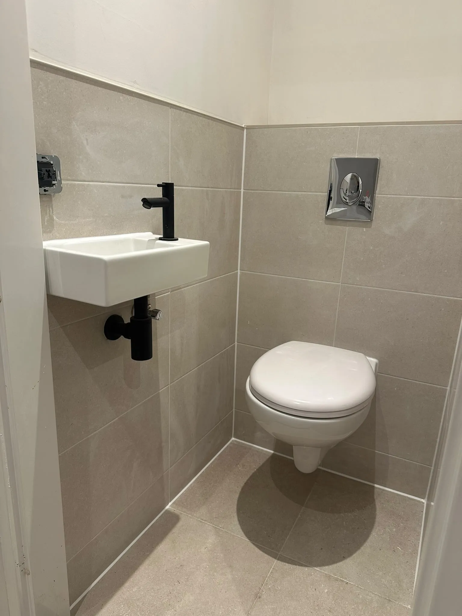 Echt klantproject van strak afgewerkt toilet en wastafel